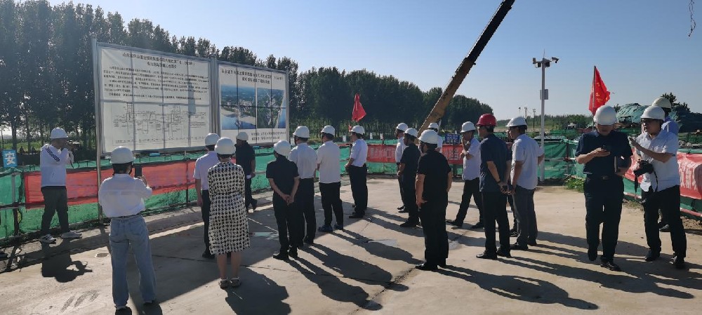 9月13日上午聊城市人大領導馬廣朋、任永勝等一行蒞臨我公司在建項目倪屯泵站工地現場，在施工現場開展全市現代水網建設專題視察及重大民生項目督導工作，市水利局黨組成員、位山灌區主任王會忠，公司總經理李令安，局辦公室主任李群智等領導陪同活動。建設單位現場負責人趙興銀詳細介紹了工程質量、安全、進度及下一步計劃等
