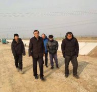 元旦期間，公司黨總支書記、總經(jīng)理李令安同志來到陽谷縣引黃灌區(qū)農(nóng)業(yè)節(jié)水工程和位山灌區(qū)續(xù)建配套節(jié)水改造工程施工一線，看望并慰問元旦期間日以繼夜地堅(jiān)守在工地的施工人員，