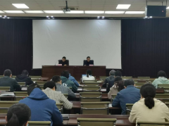 5月12日，聊城市水利工程總公司專(zhuān)項(xiàng)業(yè)務(wù)培訓(xùn)開(kāi)課，公司總經(jīng)理李令安出席開(kāi)課儀式并講話，副總經(jīng)理杜代軍主 持儀式， 60余名在家干部職工參加培訓(xùn)。 本次培訓(xùn)主要內(nèi)容以法律法規(guī)